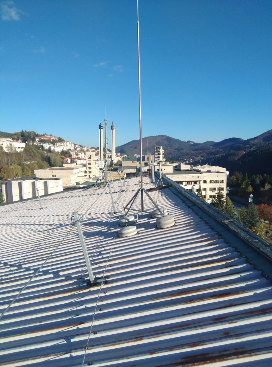 Мълниезащита с гръмоотвод на хале с метален покрив