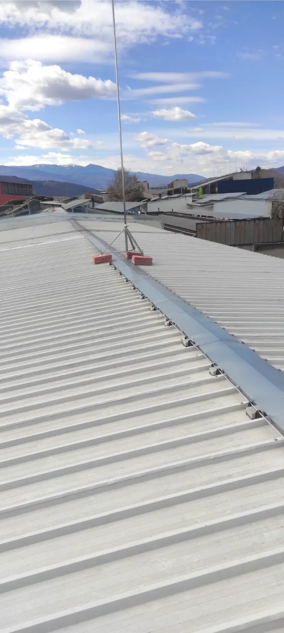 Мълниезащита с гръмоотвод на хале с метален покрив