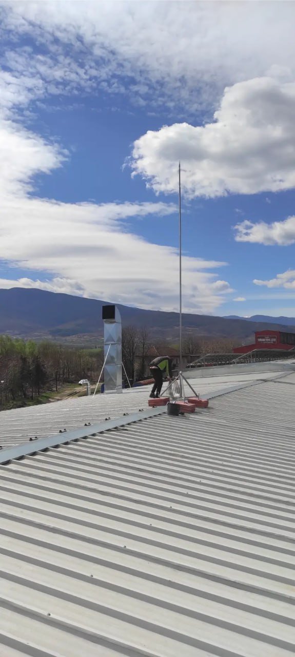 Мълниезащита с гръмоотвод на хале с метален покрив